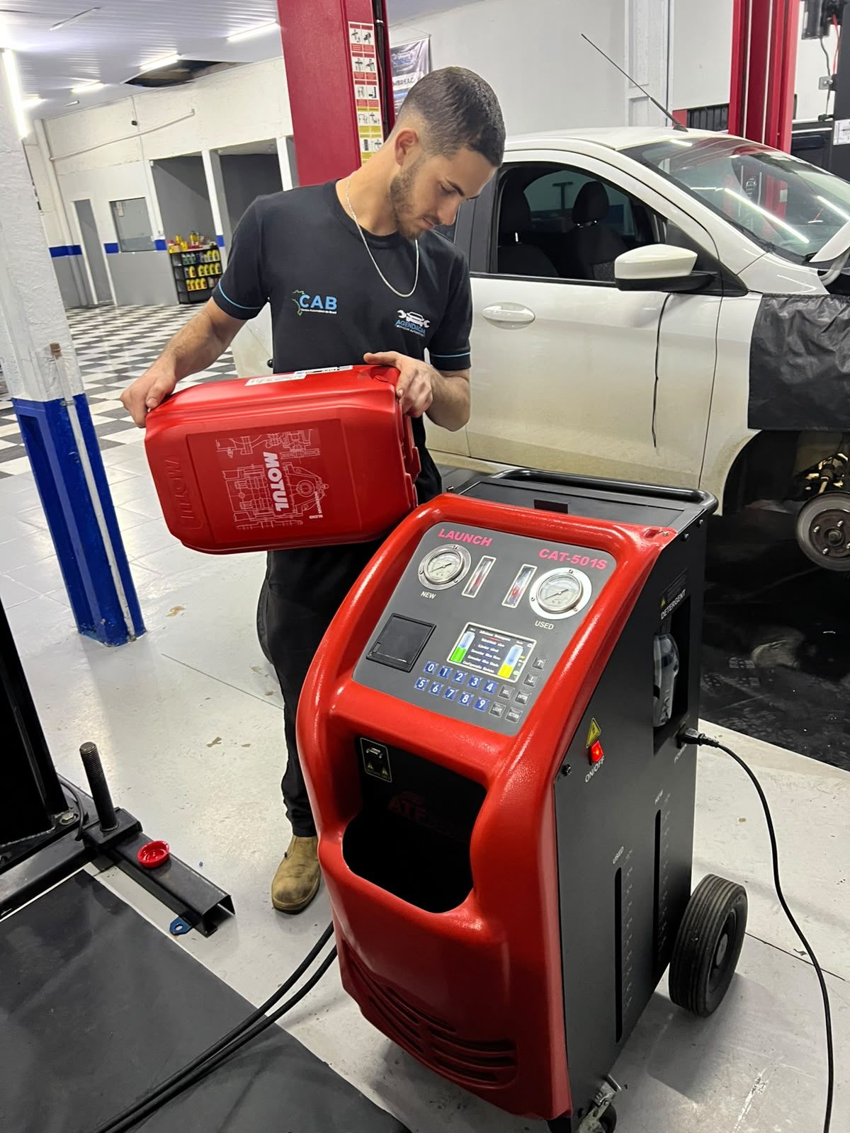 Técnico preparando fluido de câmbio