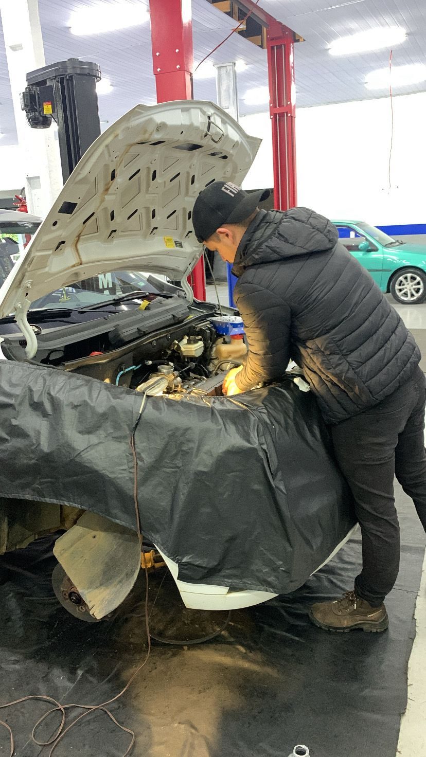Técnico trabalhando no motor